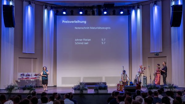 Berufsmaturitätsfeier beleuchtet Perspektivenwechsel.