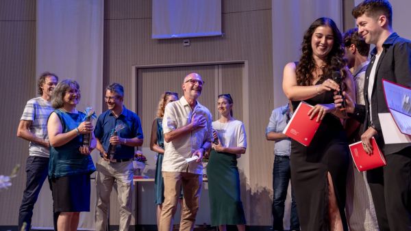 Berufsmaturitätsfeier beleuchtet Perspektivenwechsel.