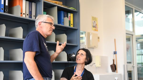 Zwei Lehrpersonen unterhalten sich