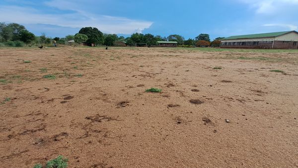 Der Fussballplatz auf dem Schulgelände.