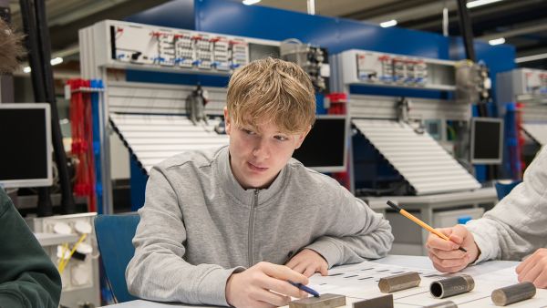 Die Lernenden stehen im Zentrum unseres Tuns. Wir fördern, fordern und begleiten die Lernenden mit grossem Engagement auf dem Weg zu ihrem Ausbildungsziel.