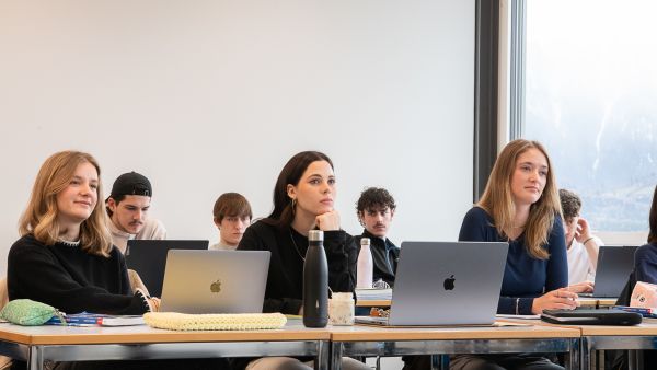 Die Lernenden stehen im Zentrum unseres Tuns. Wir fördern, fordern und begleiten die Lernenden mit grossem Engagement auf dem Weg zu ihrem Ausbildungsziel.