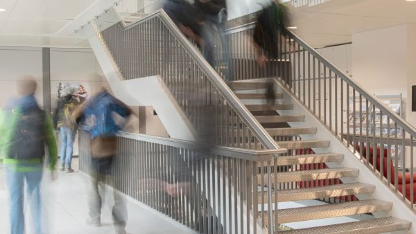 Kommunikationsmittel_BBZ IDM Porträt Treppenhaus