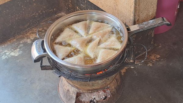 Samozas backen auf dem traditionellen Kohleofen.