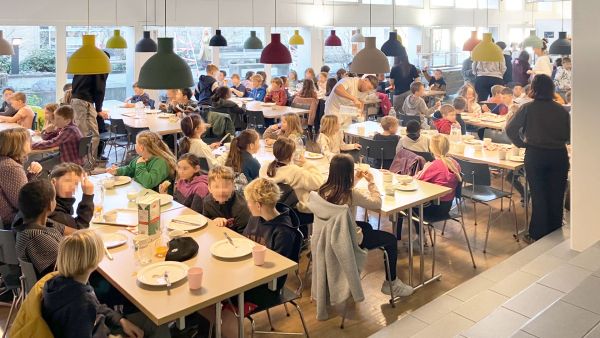 Zäme geits besser. Frühstück für die Kinder der benachbarten Primarschule.