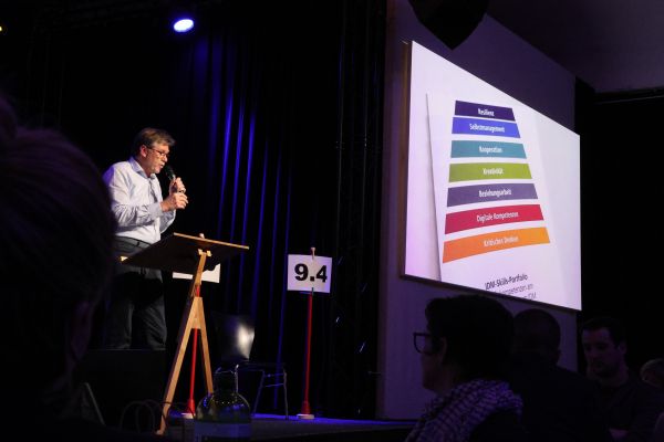 Hans-Heini Winterberger kann an der Gesamtschulkonferenz allen Mitarbeitenden das Aus- und Weiterbildungsangebot schmackhaft machen.