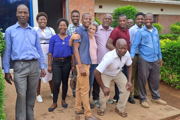 An meinem letzten Tag in Malawi mit meinen wichtigsten Lehrerkolleginnen und -kollegen, Nachbarinnen und Nachbarn: Sunganani Natra Christina Manyengo (zweite von links); Elizabeth Jackson, Mitbewohnerin (dunkelblaue Bluse); Andrew Pained Paul Maliro, mein Tutor (links von Sabine); Albert Bwanthi (rechts von Sabine); Martin Master (zweiter von rechts).