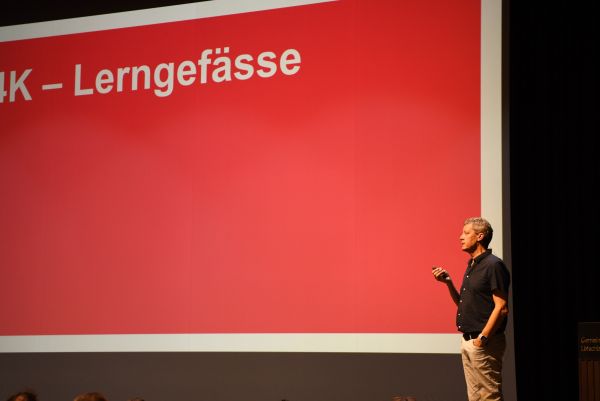 Manfred Pfiffner hält ein Referat zum Thema «Zukunftskompetenzen»