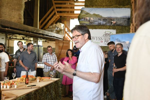 Vor dem Apéro richtet Hans-Heini Winterberger einige Worte ans Kollegium.
