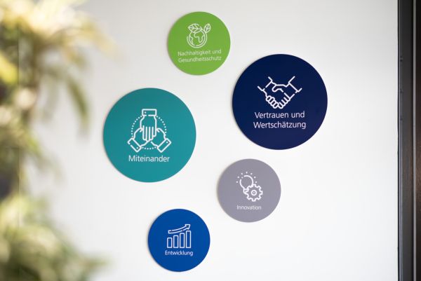 Unsere Werte hängen für alle gut sichtbar im Eingangsbereich unserer Schulgebäude.