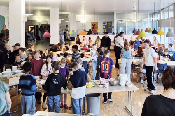Gemeinsamer Start in den Tag: Lernende des IDM bereiteten für die Kinder der Primarschule Räumli ein Frühstück zu.