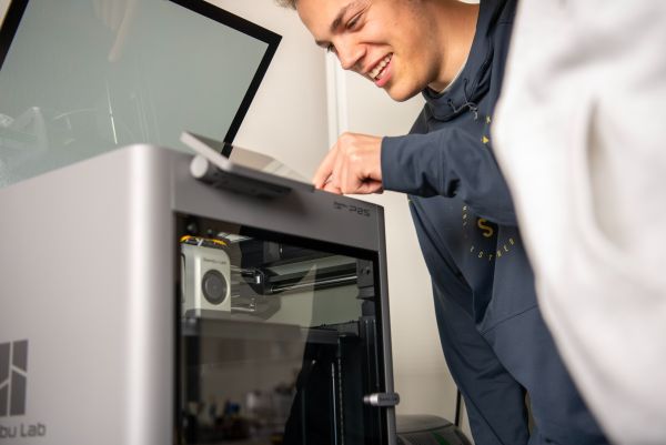 Freudige Erwartung auf den nächsten 3D-Druck. Impressionen aus der Projektwoche Berufsmaturität, die im März 2026 durchgeführt wurde.