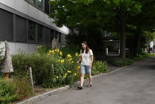 Sophia auf dem Schulhausgelände des BBZ IDM in Thun