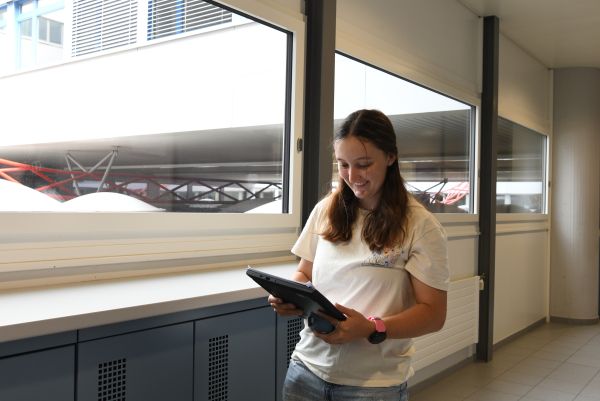 Sophie unterwegs im Berufsbildungszentrum IDM in Thun.