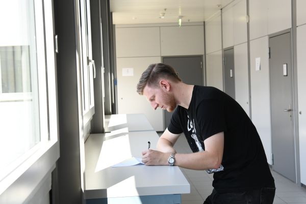Fabian, Lernender im Zentrum, BM 2 im Teilzeit-Modell, Berufsbildungszentrum IDM