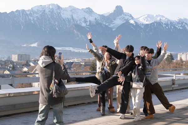 Die Delegation aus Südkorea auf der Dachterrasse des IDM in Thun – im Hintergrund die verschneiten Berge der Stockhornkette.