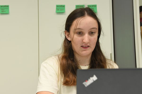 Für konzentriertes Arbeiten oder während Tests darf sich Sophia in das Lehrpersonenbüro zurückziehen.