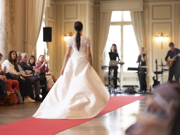 Eleganz auf dem roten Teppich: das Nähwerk IDM präsentiert ihre Brautmode am Mode-Salon Laufmeter in Bern.