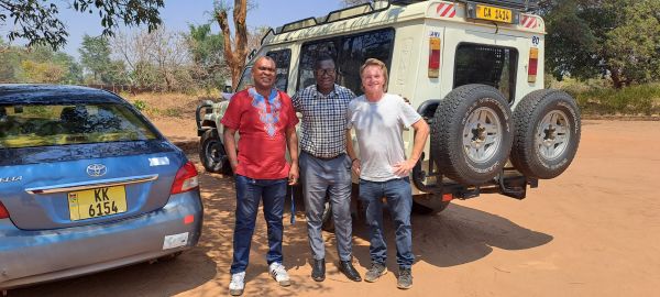Henry E. Dzinkambani (Director), Zakeyu Kashoni (Headteacher), Martin Schaer (Schulgründer) (v.l.n.r.) 
