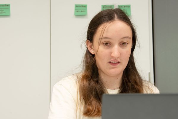 Für konzentriertes Arbeiten oder während Tests darf sich Sophia in das Lehrpersonenbüro zurückziehen.